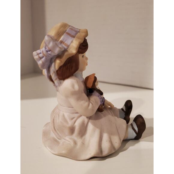 Giordano Art Victoria figurine H3804 Heirloom Tradition 3 Inches Tall - Picture 3 of 7